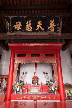 Resimli bir Japon türbesinin sanatsal çekimi.