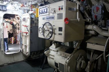 Denizaltının içinde açık kapısı olan karmaşık makineler.