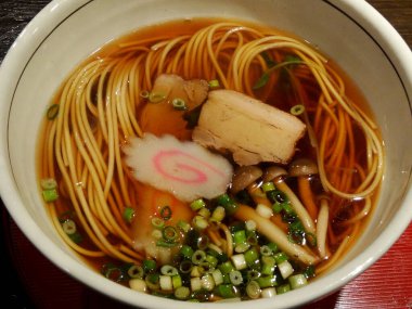 Asya mutfağı geleneği bir restoranda kaplanıp çekiliyor.