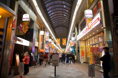 Tokyo, Japonya 'nın alışveriş bölgesindeki insanlar.