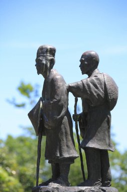 Klasik heykel, Japon parkındaki parlak yaz güneşinin tadını çıkarıyor..