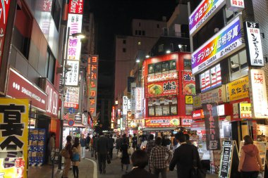 Tokyo, Japonya 'da binaları ve insanları olan modern şehir manzarası. 