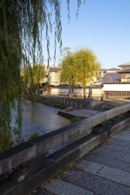 Mimari, kanal ve köprüsü olan küçük bir Japon kasabası.   