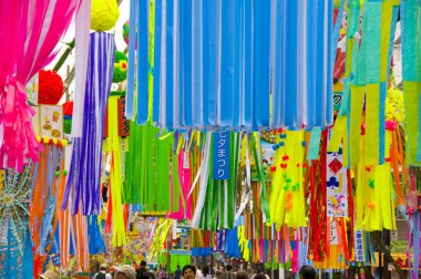 İnsanlar ve dekorasyonlar Tanabata Festivali 'nde, Japon yaz festivali olarak da bilinir..                     