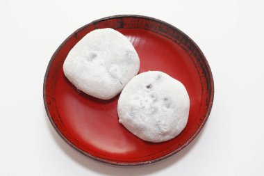 Japon pirinç toplarının kırmızı tabağı, yakın çekim görüntüsü.