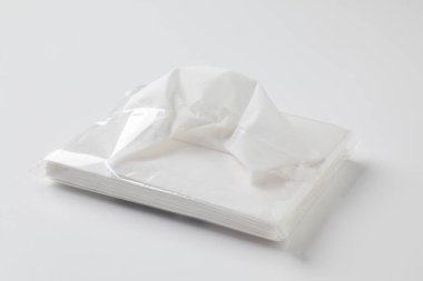 Beyaz arkaplanda beyaz mendil kağıtları.