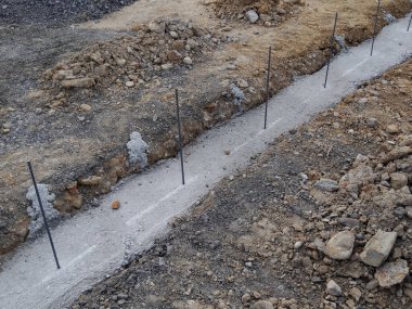 Beton temelli hendek inşaat sahasının demirleri açıkta.