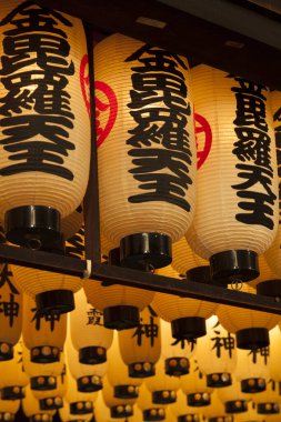 Japon kağıt fenerlerinin yakın çekim görüntüsü