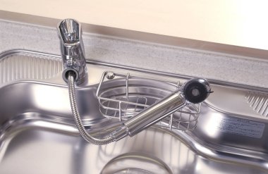 Modern paslanmaz çelik mutfak lavabosu kıvrımlı musluk tasarımı içeriyor