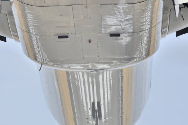 Modern uçak arka planda havaalanına iniyor.