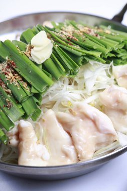 Yemek fotografı, sakatat ve yeşil soğanlı Japon yemeği. 