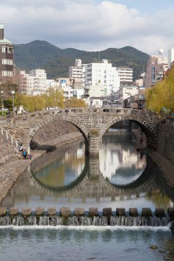 Nehrin üzerindeki eski taş köprü