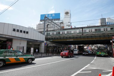 Çevredeki binalar ve demiryolu viyadük hattı arasında güçlü bir zıtlık var..