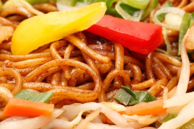 Tavuk ve sebzeli erişte, baharatlı yemek.