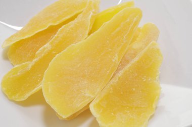 Tabaktaki kuru mango dilimleri. 