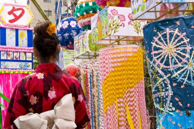 İnsanlar ve dekorasyonlar Tanabata Festivali 'nde, Japon yaz festivali olarak da bilinir..                     