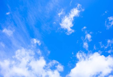 Mavi gökyüzü ve beyaz bulutlar. doğa arkaplanı