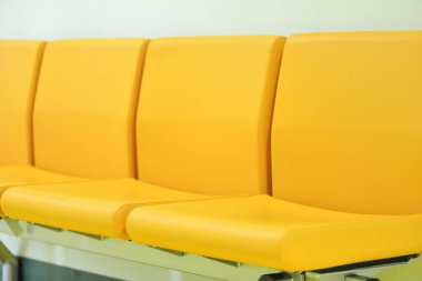 Halka açık bir yerde boş sarı sandalyeler, modern dairenin içi.