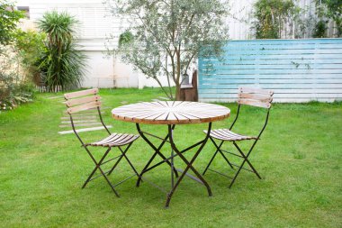 Modern Japon evinin güzel bahçesinin manzarası.