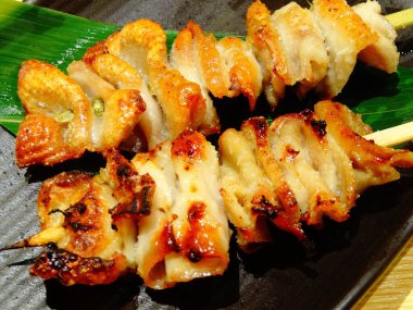 Lezzetli Asya yemekleri, şişte ızgara deniz ürünleri.      