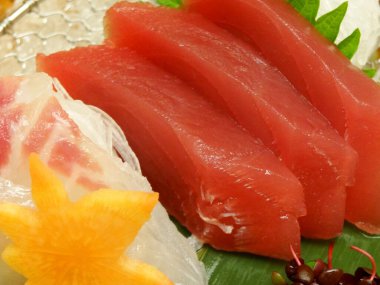 Tabakta ton balığı ve sashimi.