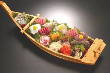 Renkli saşimi ahşap kayık tabağında çok güzel düzenlenmiş.