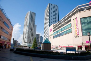 Şehir manzarası Japonya 'nın modern binalarını vurguluyor.