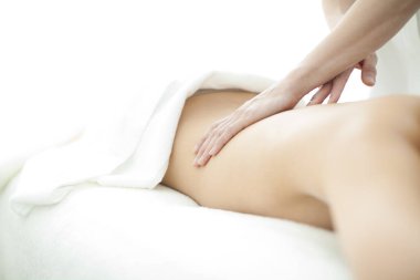 sırt masajı sahip genç bir kadın 