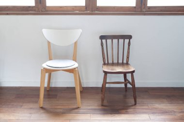 İki sandalyeli güzel modern evin iç çekimi.