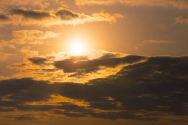 Dramatik bir gün batımı gökyüzü bulutlu, doğa arka planlı    