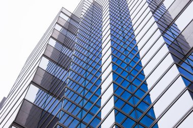 Şehirdeki modern mimarinin düşük açılı görüntüsü 