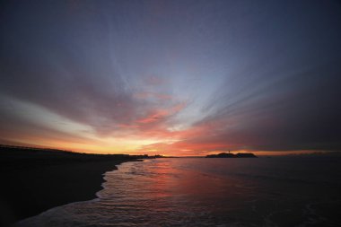Denizde güzel bir gün batımı. Resimli doğa arkaplanı