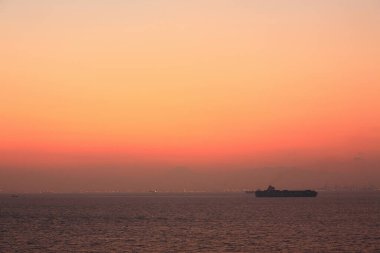 Günbatımında gemilerle okyanus manzarası  
