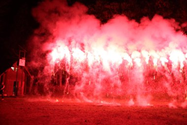 Gece şehrinde güzel şenlikli havai fişekler 