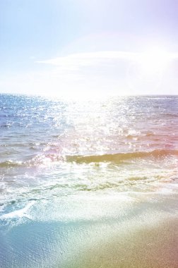 Deniz kıyısında parlak güneş