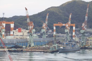 İşlek tersane rıhtım binalarının yanında duran büyük sanayi turnaları