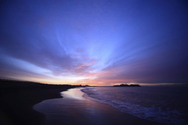 Denizde güzel bir gün batımı. Resimli doğa arkaplanı