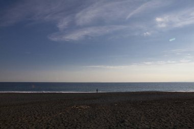 Akdeniz 'de turistlerle dolu güzel bir sahil.