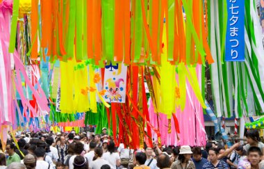 İnsanlar ve dekorasyonlar Tanabata Festivali 'nde, Japon yaz festivali olarak da bilinir..                     