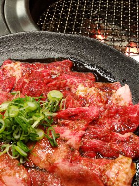 Bitkilerle lezzetli et ızgarası, yakın.