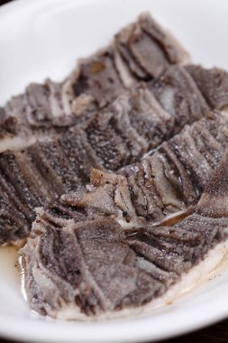 Lezzetli Asya yemeklerinin yakın görüntüsü, tabakta pişmiş et. 