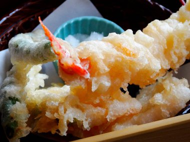 Çıtır tempura karides ve sebze tabakta