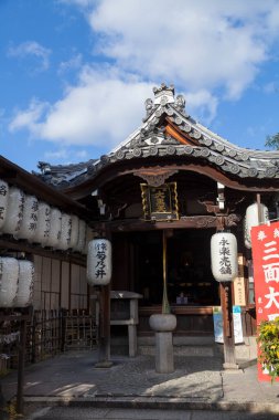 Japonya, Kyoto Gion Bölgesi 'nde bir Shinto türbesi olan Yasaka Tapınağı' nın tapınak kompleksinin içindeki fenerlerin görüntüsü.
