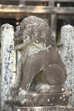 Açık havada taş aslan heykeli