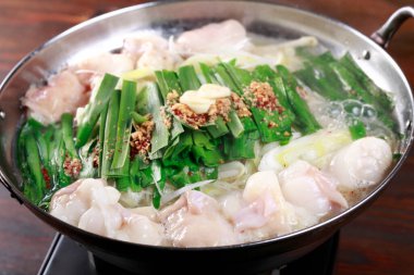 Yemek fotografı, sakatat ve yeşil soğanlı Japon yemeği. 