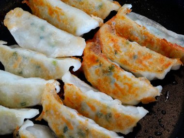 Çin böreğinin kızartma tavasındaki görüntüsünü kapat.