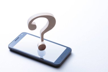 Beyaz arkaplanda soru işareti ve akıllı telefon