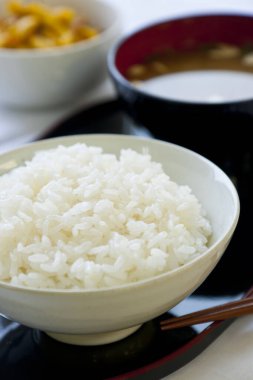 Masadaki beyaz kasede kaynamış pirincin yakın plan görüntüsü