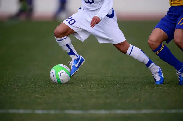 Ein Fußballer Der Einen Fußball Auf Einem Feld Kickt — Stockfoto