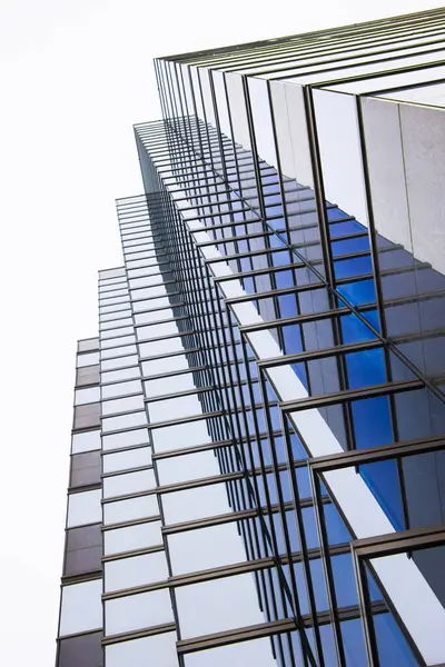 Şehirdeki modern mimarinin düşük açılı görüntüsü 